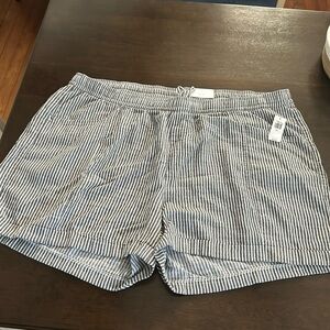 BRAND NEW Striped shorts